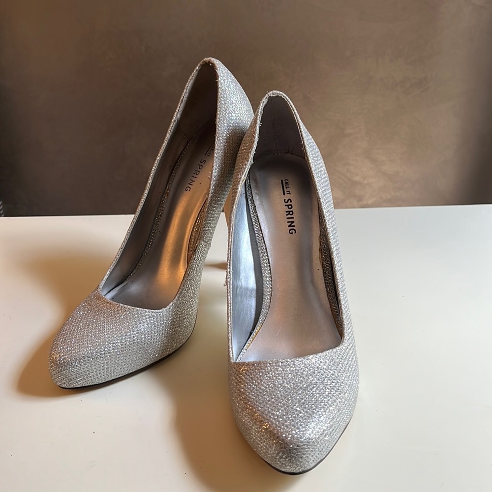 🤑SALE 3 for $20!🤑 High heeled special occasion sparkly silver pumps, size 7.5